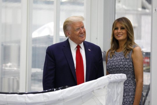 S-a aflat ce a scris Melania Trump în scrisoarea pentru Vladimir Putin. Liderul rus a citit-o de față cu toată lumea