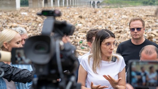 Stare de alertă pe Izvorul Muntelui. Buștenii și gunoaiele împing barajul la limită. Ce decizie a luat Diana Buzoianu