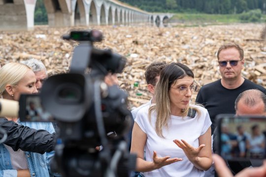 Stare de alertă pe Izvorul Muntelui. Buștenii și gunoaiele împing barajul la limită. Ce decizie a luat Diana Buzoianu