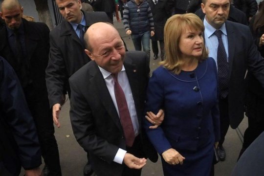 Imagini rare cu Maria Băsescu. Cum a fost surprinsă soția fostului președinte după ce a aflat că nu va mai locui în vila de protocol