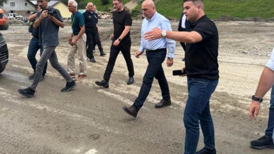 Ilie Bolojan, vizită surpriză la Broșteni după inundații. Premierul a verificat modul de intervenție al autorităților