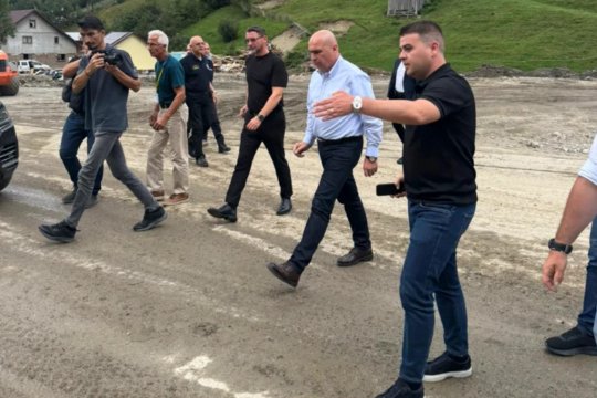 Ilie Bolojan, vizită surpriză la Broșteni după inundații. Premierul a verificat modul de intervenție al autorităților