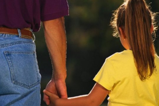 Bursa de 300 lei rămâne, dar accesul se reduce. Ce se întâmplă cu elevii orfani sau din familii monoparentale