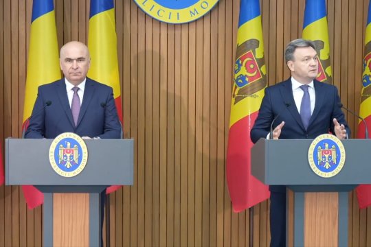 Ilie Bolojan, primit cu onoruri militare la Chișinău. Ce discuții a avut premierul cu omologul său, Dorin Recean