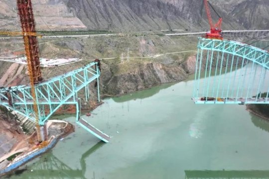 Tragedie pe Fluviul Galben. Un pod s-a rupt în timpul lucrărilor. Patru persoane sunt încă dispărute