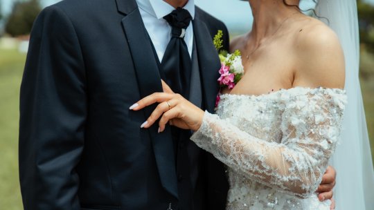 Nuntă cu focuri de armă la Râmnicu Vâlcea. Mireasa a sunat la 112 după ce maşina sa a fost atacată