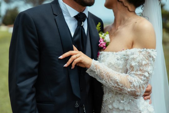 Nuntă cu focuri de armă la Râmnicu Vâlcea. Mireasa a sunat la 112 după ce maşina sa a fost atacată