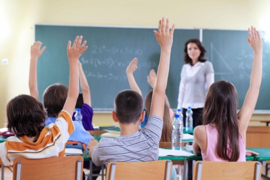 Anul școlar 2025-2026 începe sub semnul protestelor. Profesorii contestă „Legea Bolojan” și amenință cu grevă generală