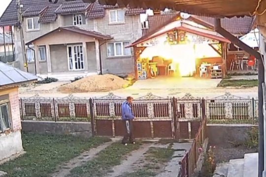 VIDEO | Imaginile groazei în Dâmbovița. Un magazin alimentar a explodat la câțiva metri de localnici