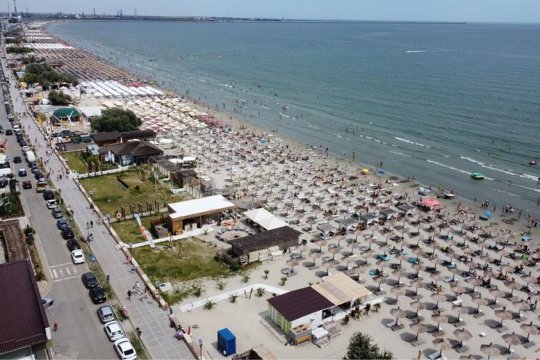 Taxa de cearceaf a depășit-o pe cea pentru șezlong la Mamaia. ANPC nu intervine, deși măsura este ilegală