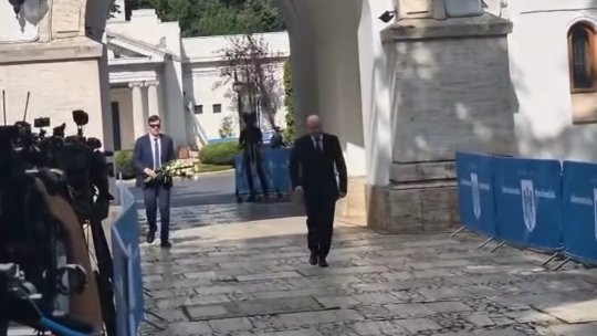 Imagini impresionante de la sicriul lui Ion Iliescu. Traian Băsescu a venit să îi aducă un ultim omagiu, însă cu greu a reușit să îi aprindă lumânarea
