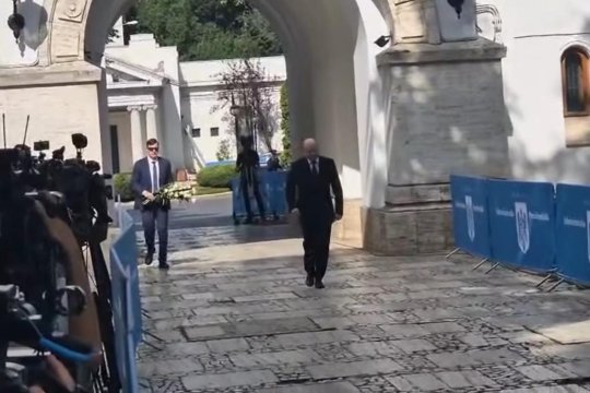 Imagini impresionante de la sicriul lui Ion Iliescu. Traian Băsescu a venit să îi aducă un ultim omagiu, însă cu greu a reușit să îi aprindă lumânarea