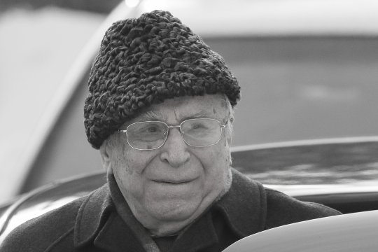 Primele imagini cu locul în care va fi înmormântat Ion Iliescu. Ce s-a întâmplat la prima oră în Cimitirul Ghencea 3