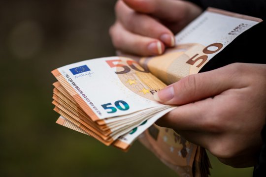 Bulgaria trece la euro. Ce se întâmplă cu prețurile în țara vecină și ce schimbări vor observa turiștii