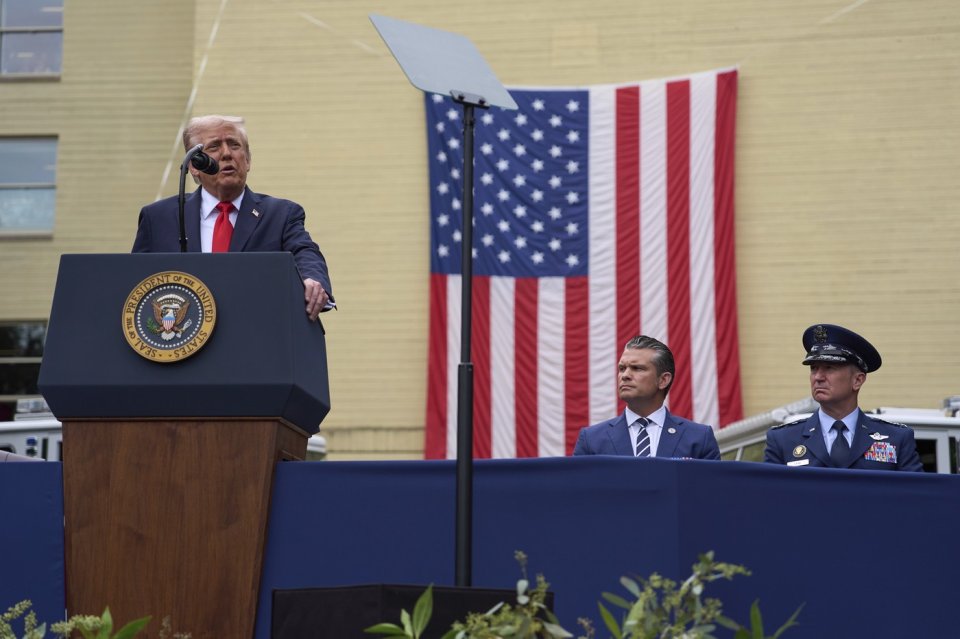 Donald Trump, în timpul discursului ținut la Pentagon. În partea dreaptă a imaginii se pot vedea, în ordine, Pete Hegseth, Secretarul Apărării, și Gen. Dan Cain, Președintele Comitetului Șefilor de Stat Major