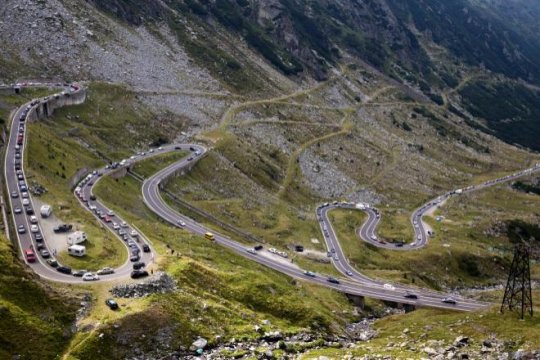 Autoritățile vor să implementeze o nouă taxă, ce a de acces pe Transfăgărășan. ”Turismul acesta de masă trebuie reașezat”