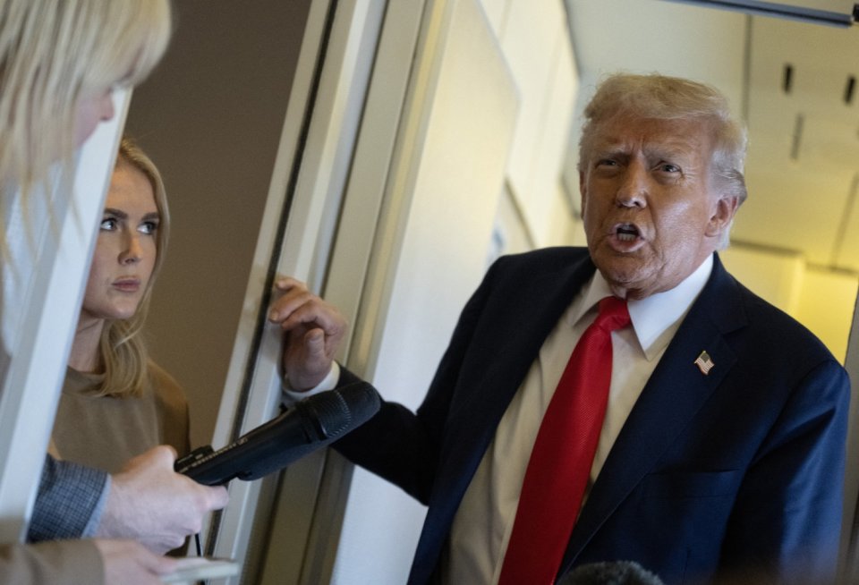 Donald Trump, în timpul discuțiilor cu jurnaliștii, la bordul Air Force One