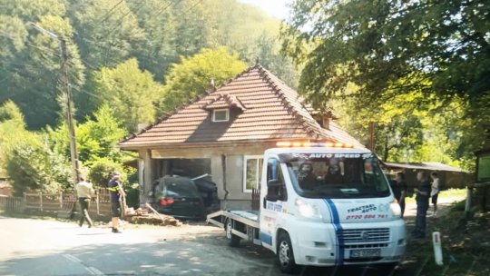 A intrat cu mașina într-o casă, dar a scăpat nevătămat. Accident spectaculos provocat de un tânăr de 18 ani la Reșița