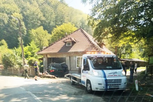 A intrat cu mașina într-o casă, dar a scăpat nevătămat. Accident spectaculos provocat de un tânăr de 18 ani la Reșița