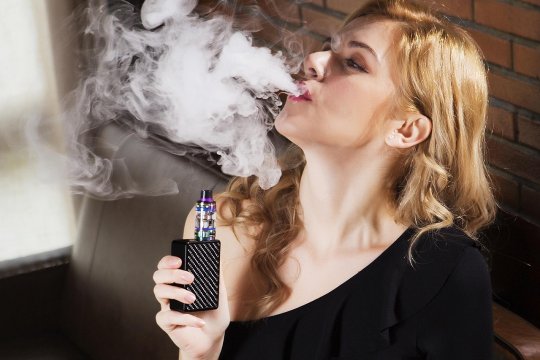 Pericolul din țigările electronice! O elevă de clasa a VII-a a ajuns la spital, după ce a vapat