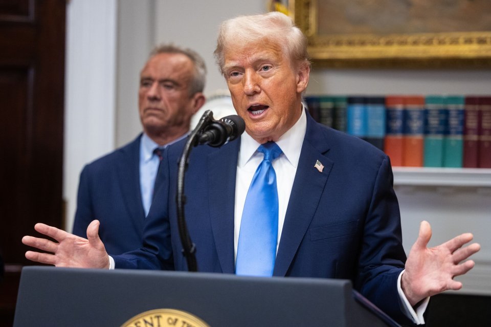 Donald Trump, în timpul conferinței de la Casa Albă. În partea stângă, Robert F. Kennedy Jr, secretarul Sănătății