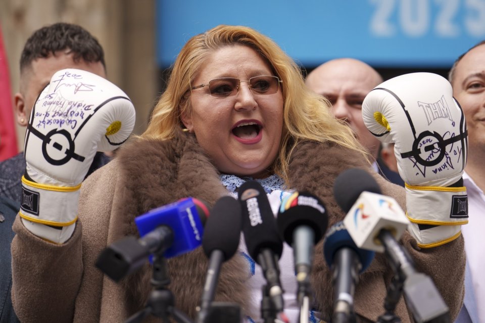 Diana Șoșoacă, în fața sediului BEC. 13 martie 2025