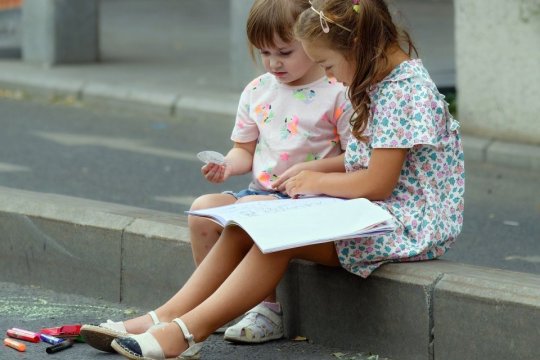 Când vor ajunge banii din alocații și indemnizația pentru mame, în luna octombrie 2025