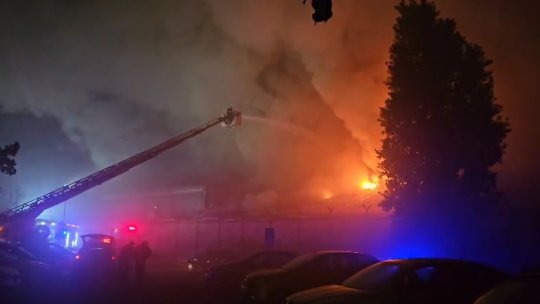Incendiu puternic în Sectorul 2, la fosta fabrică Antrefrig. Autoritățile au trimis mai multe mesaje RoAlert