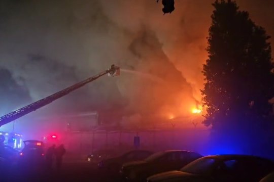 Incendiu puternic în Sectorul 2, la fosta fabrică Antrefrig. Autoritățile au trimis mai multe mesaje RoAlert