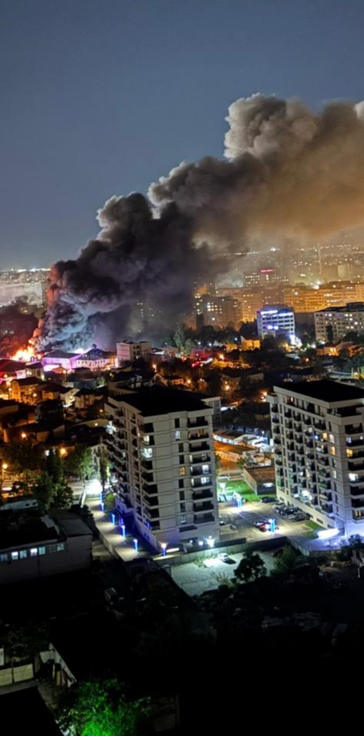Fumul gros se vede de la kilometri distanță