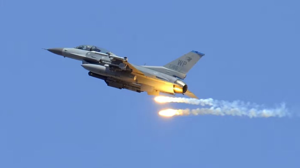 Avion de atac F-16 care doboară o dronă