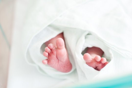 O fetiță a murit la Iași după infectarea cu Klebsiella. Familia acuză spitalul „Sfânta Maria”, iar anchetele continuă
