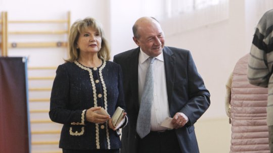 Maria Băsescu a votat singură la Ambasada Republicii Moldova. De ce soțul ei, Traian Băsescu, nu a mai avut acest drept