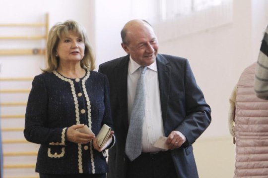 Maria Băsescu a votat singură la Ambasada Republicii Moldova. De ce soțul ei, Traian Băsescu, nu a mai avut acest drept