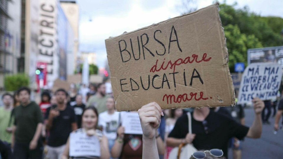 Pancartă afișată de către protestatari, iunie 2025