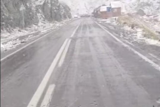 Prima ninsoare din acest sezon de pe Transfăgărășan. Drumarii au scos utilajele la Bâlea Lac