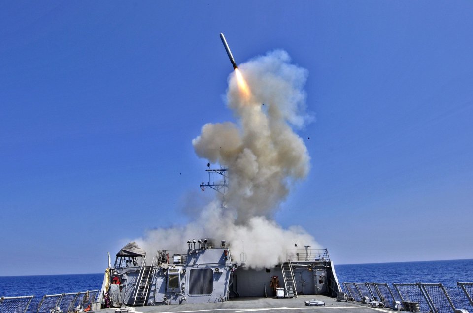 Navă a marinei SUA lansează o rachetă Tomahawk. 29 martie 2011