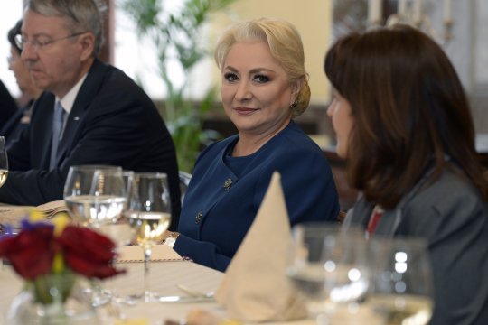 Dăncilă și Năstase, puși la zid după ce s-au fotografiat cu Vladimir Putin. Reacție dură din România