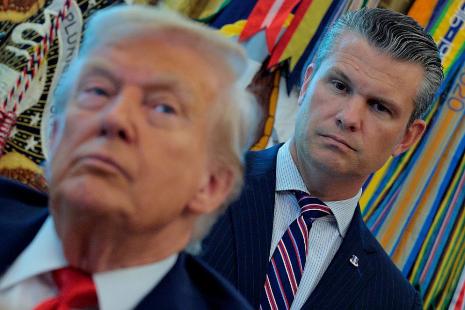 Donald Trump, alături de Pete Hegseth, secretarul apărării. 25 august 2025