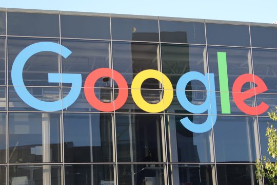 Probleme majore pentru Google în Europa și SUA. Bruxelles aplică amendă record, iar un tribunal american impune despăgubiri uriașe