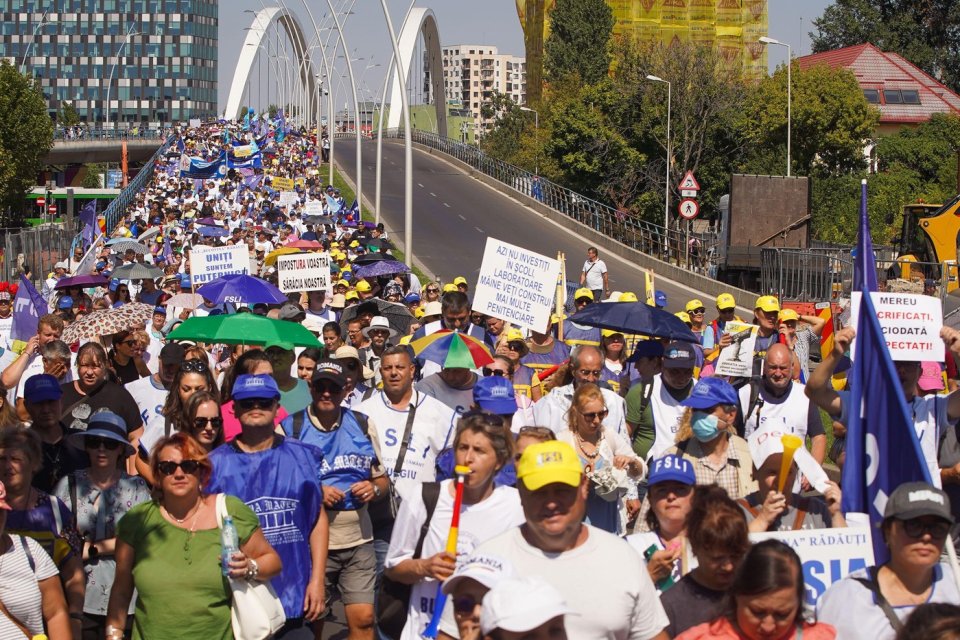 Participanții la protest în drum spre Cotroceni, coborând de pe Pasajul Basarab