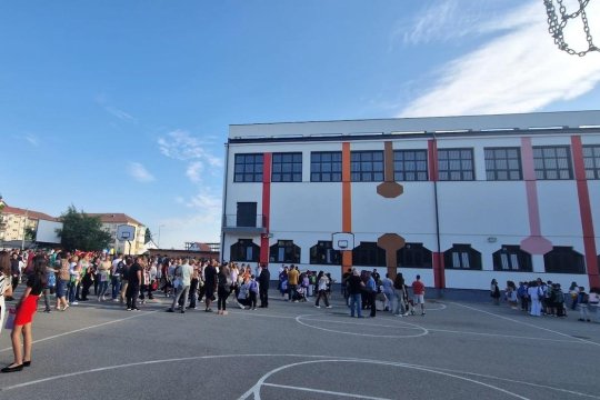 Ce a făcut Carmen Iohannis în prima zi de școală. Liceul în care predă fosta Primă Doamnă, păzit de poliție