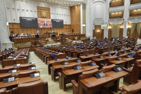 Decizie radicală în rândul angajaților Senatului. Aceștia vor să dea jos antenele de pe Parlament, după ce sportul de condiții vătămătoare a fost tăiat