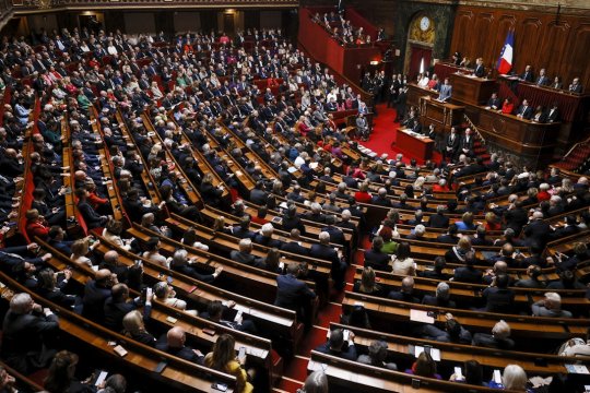 Guvernul Franței a fost demis prin moțiune de cenzură. Care sunt următoarele scenarii posibile