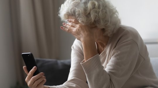 Noua metodă de a înșela bătrânii în 2026 sperie autoritățile. De ce trebuie să fii atent la orice apel primit