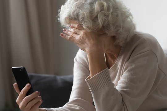 Noua metodă de a înșela bătrânii în 2026 sperie autoritățile. De ce trebuie să fii atent la orice apel primit