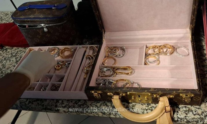 O parte dintre bijuteriile găsite de polițiști
