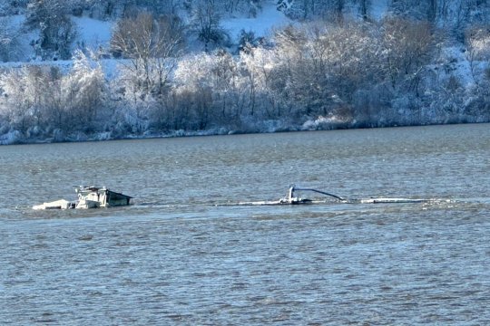 Barjă cu peste 1.100 de tone de îngrășământ chimic, scufundată în Dunăre la Zimnicea. Incidentul nu a fost anunțat public timp de trei zile