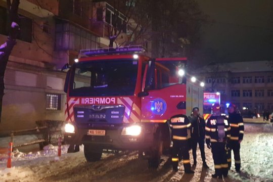 Incendiu într-un apartament din Zalău, după o butelie explodată. Zeci de persoane au fost evacuate, iar mai mulți oameni au primit îngrijiri medicale