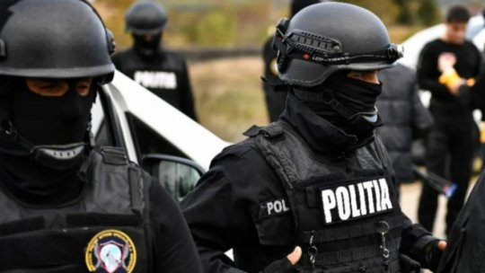 Falși pensionari militari au luat credite bancare de milioane de lei. Percheziții la membrii rețelei infracționale care era coordonată de o femeie